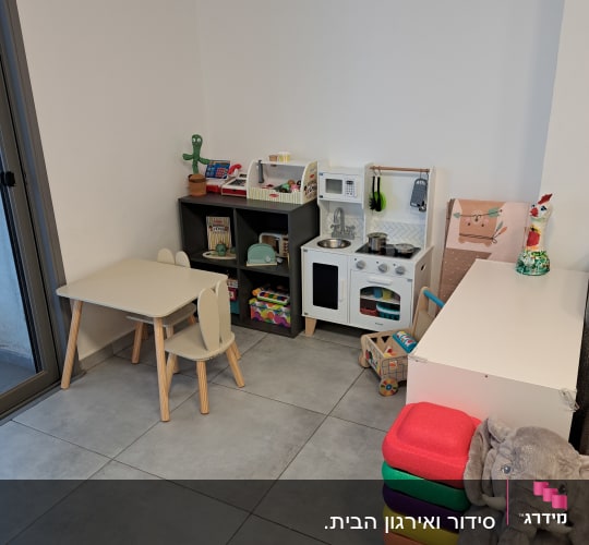 פינת משחקים לילדים עם מטבח צעצוע וכיסאות צבעוניים